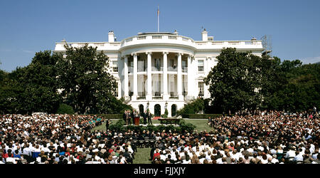 Washington, DC, USA, 13. September 1993 In einem Triumph der Hoffnung über die Geschichte, der israelische Ministerpräsident Yitzhak Rabin und Yasir Arafat, der Vorsitzende des P.L.O., schüttelte Hände heute auf dem Rasen des weißen Hauses, versiegeln das erste Abkommen zwischen Juden und Palästinensern zu ihren Konflikt zu beenden und das Heilige Land entlang des Jordans, die sie beide zu Hause anrufen zu teilen. Bei 11:43 auf dem South Lawn des weißen Hauses, Außenminister Shimon Peres Israels und Mahmoud Abbas, außenpolitische Berater für die Palästinensische Befreiungsorganisation unterzeichnet die Erklärung von Prinzipien Credit: Mark Reinstein Stockfoto