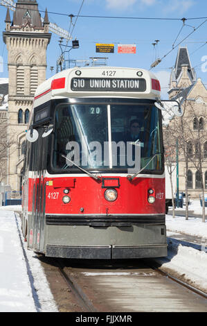 Straßenbahn von der Toronto Transit Commission fährt durch die Stadt Toronto im Schnee Stockfoto