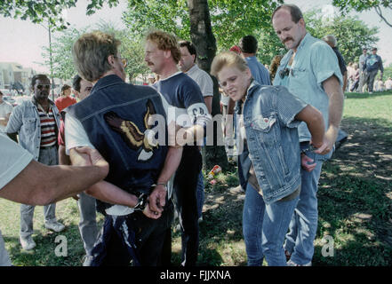 Chicago, Illinois, USA, September 1988 KKK und Nazis Rallye in Marquette Park Chicago. Undercover-Polizisten verhaften ein paar white-Power-Demonstranten während der Rallye in Marquette Park.  Bildnachweis: Mark Reinstein Stockfoto