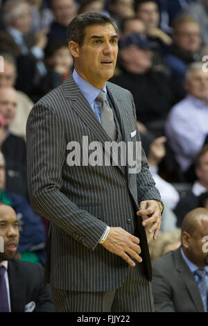 Villanova, Pennsylvania, USA. 1. März 2016. Villanova Wildcats Cheftrainer Jay Wright sieht bei den NCAA-Basketball-Spiel zwischen der DePaul Blue Dämonen und die Villanova Wildcats im Pavillon in Villanova, Pennsylvania auf. Villanova Wildcats gewann 83-62. Christopher Szagola/CSM/Alamy Live-Nachrichten Stockfoto