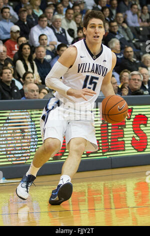 Villanova, Pennsylvania, USA. 1. März 2016. Villanova Wildcats bewachen Ryan Arcidiacono (15) in Aktion bei den NCAA-Basketball-Spiel zwischen der DePaul Blue Dämonen und die Villanova Wildcats im Pavillon in Villanova, Pennsylvania. Villanova Wildcats gewann 83-62. Christopher Szagola/CSM/Alamy Live-Nachrichten Stockfoto