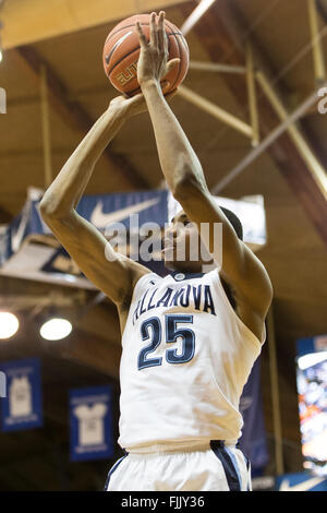 Villanova, Pennsylvania, USA. 1. März 2016. Villanova Wildcats bewachen Mikal Brücken (25) in Aktion bei den NCAA-Basketball-Spiel zwischen der DePaul Blue Dämonen und die Villanova Wildcats im Pavillon in Villanova, Pennsylvania. Villanova Wildcats gewann 83-62. Christopher Szagola/CSM/Alamy Live-Nachrichten Stockfoto