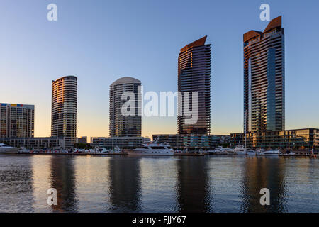 Wohn-Hochhäuser und Yarra Waterfront mit angedockten Yachten in den Docklands, Melbourne, am frühen Morgen. Stockfoto