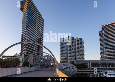 Webb Bridge und Hochhäuser in den Docklands, Melbourne Stockfoto