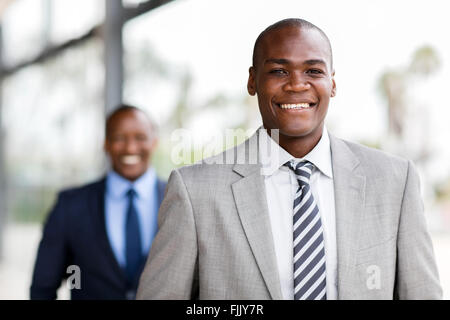 moderne afrikanische Jungunternehmer Porträt im Büro Stockfoto