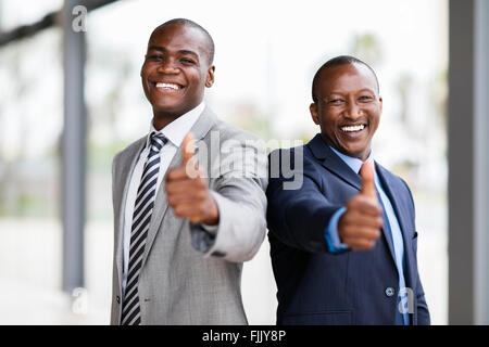 fröhliche African Business Team Daumen aufgeben Stockfoto