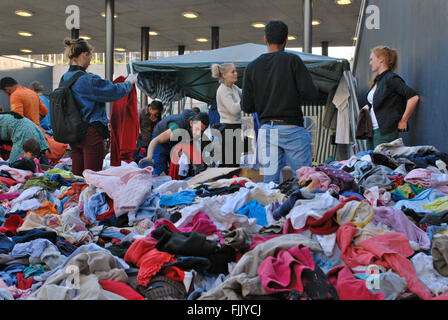 Budapest, Ungarn. 07. Sep, 2015. Asylbewerber am Keleti Bahnhof in Budspest wählen Sie Kleidung, die sie von verschiedenen Spendern passen. Sie glauben, dass sie nach Österreich, Deutschland und darüber hinaus zu gehen und in der Hoffnung, ihre gefährliche Reise aus dem Nahen Osten beenden. © Magdalena Chodownik/Pacific Press/Alamy Live-Nachrichten Stockfoto