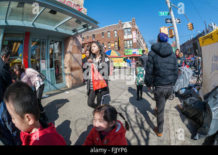 Tausende von Menschen auf der Eighth Avenue im Stadtteil Sunset Park in Brooklyn in New York am Sonntag, 28. Februar 2016 beim Laternenfest Straßenfest. Sunset Park in Brooklyn Chinatown geworden chinesische und andere asiatische Gruppen umgezogen haben und Unternehmen haben gekeimt ihnen gerecht zu werden. (© Richard B. Levine) Stockfoto