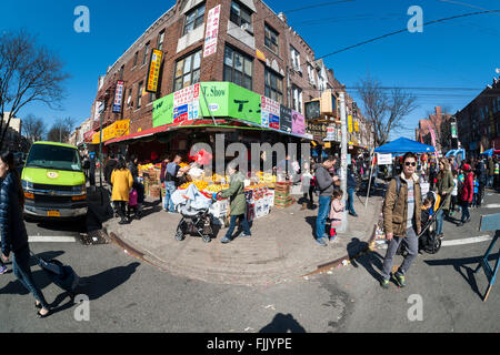 Tausende von Menschen auf der Eighth Avenue im Stadtteil Sunset Park in Brooklyn in New York am Sonntag, 28. Februar 2016 beim Laternenfest Straßenfest. Sunset Park in Brooklyn Chinatown geworden chinesische und andere asiatische Gruppen umgezogen haben und Unternehmen haben gekeimt ihnen gerecht zu werden. (© Richard B. Levine) Stockfoto