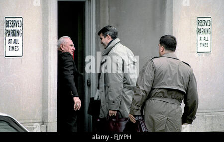 Washington, DC., Oktober 1987 Lt. Colonel Oliver North kommt und fährt aus der Hintertür von E. Barrett Prettyman United States Courthouse das Amtsgericht für Washington DC.  Bildnachweis: Mark Reinstein Stockfoto