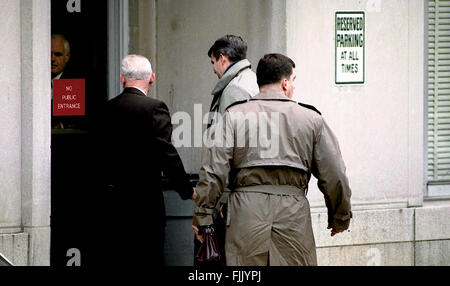 Washington, DC., Oktober 1987 Lt. Colonel Oliver North kommt an der Hintertür von E. Barrett Prettyman United States Courthouse das Amtsgericht für Washington DC.  Bildnachweis: Mark Reinstein Stockfoto