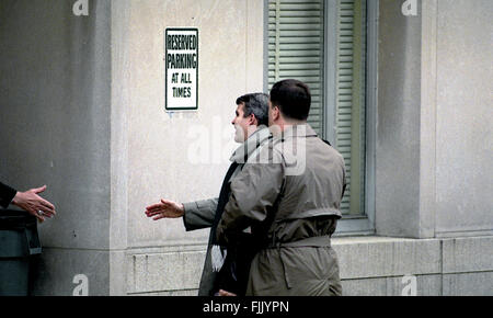 Washington, DC, USA, Oktober 1987 Lt. Colonel Oliver North kommt an der Hintertür von E. Barrett Prettyman United States Courthouse das Amtsgericht für Washington DC.  Bildnachweis: Mark Reinstein Stockfoto