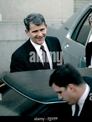 Washington, DC., Oktober 1987 Lt. Colonel Oliver North fährt aus der Hintertür von E. Barrett Prettyman United States Courthouse das Amtsgericht für Washington DC.  Bildnachweis: Mark Reinstein Stockfoto