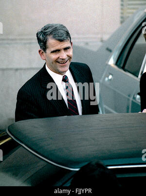 Washington, DC, USA, Oktober 1987 Lt. Colonel Oliver North kommt und fährt aus der Hintertür von E. Barrett Prettyman United States Courthouse das Amtsgericht für Washington DC.  Bildnachweis: Mark Reinstein Stockfoto