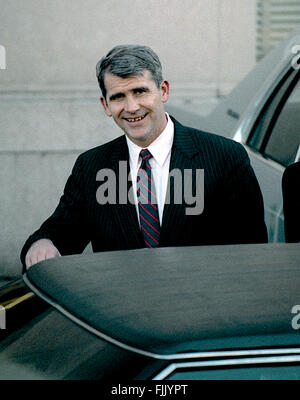 Washington, DC, USA, Oktober 1987 Lt. Colonel Oliver North kommt und fährt aus der Hintertür von E. Barrett Prettyman United States Courthouse das Amtsgericht für Washington DC.  Bildnachweis: Mark Reinstein Stockfoto