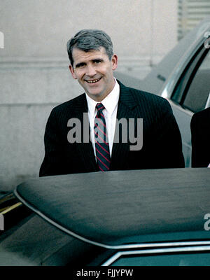 Washington, DC, USA, Oktober 1987 Lt. Colonel Oliver North kommt und fährt aus der Hintertür von E. Barrett Prettyman United States Courthouse das Amtsgericht für Washington DC.  Bildnachweis: Mark Reinstein Stockfoto