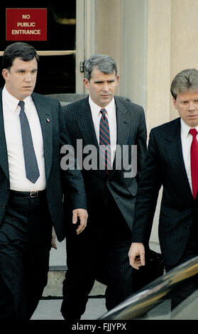 Washington, DC., Oktober 1987 Lt. Colonel Oliver North fährt aus der Hintertür von E. Barrett Prettyman United States Courthouse das Amtsgericht für Washington DC.  Bildnachweis: Mark Reinstein Stockfoto