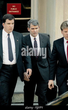 Washington, DC., Oktober 1987 Lt. Colonel Oliver North fährt aus der Hintertür von E. Barrett Prettyman United States Courthouse das Amtsgericht für Washington DC.  Bildnachweis: Mark Reinstein Stockfoto