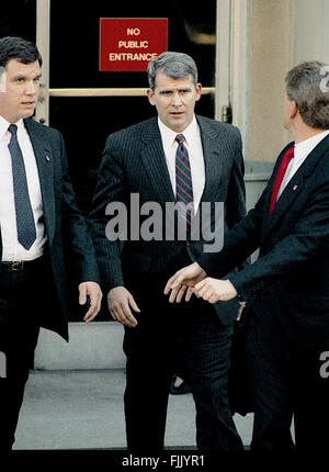 Washington, DC., Oktober 1987 Lt. Colonel Oliver North fährt aus der Hintertür von E. Barrett Prettyman United States Courthouse das Amtsgericht für Washington DC.  Bildnachweis: Mark Reinstein Stockfoto