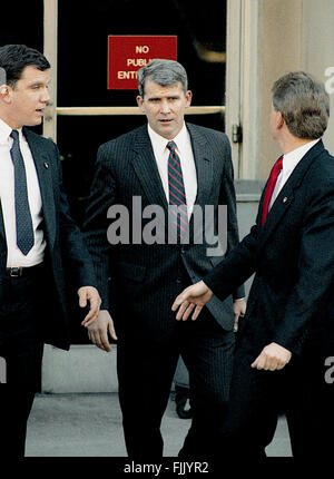 Washington, DC., Oktober 1987 Lt. Colonel Oliver North fährt aus der Hintertür von E. Barrett Prettyman United States Courthouse das Amtsgericht für Washington DC.  Bildnachweis: Mark Reinstein Stockfoto