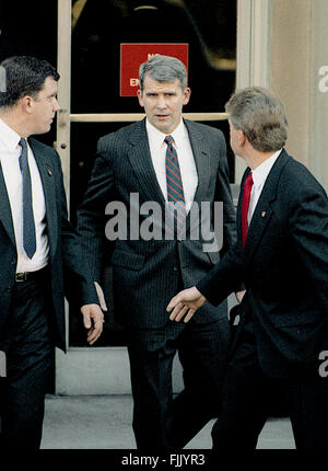 Washington, DC., Oktober 1987 Lt. Colonel Oliver North fährt aus der Hintertür von E. Barrett Prettyman United States Courthouse das Amtsgericht für Washington DC.  Bildnachweis: Mark Reinstein Stockfoto