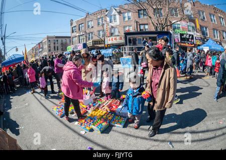 Tausende von Menschen auf der Eighth Avenue im Stadtteil Sunset Park in Brooklyn in New York am Sonntag, 28. Februar 2016 beim Laternenfest Straßenfest. Sunset Park in Brooklyn Chinatown geworden chinesische und andere asiatische Gruppen umgezogen haben und Unternehmen haben gekeimt ihnen gerecht zu werden. (© Richard B. Levine) Stockfoto