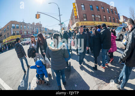 Tausende von Menschen auf der Eighth Avenue im Stadtteil Sunset Park in Brooklyn in New York am Sonntag, 28. Februar 2016 beim Laternenfest Straßenfest. Sunset Park in Brooklyn Chinatown geworden chinesische und andere asiatische Gruppen umgezogen haben und Unternehmen haben gekeimt ihnen gerecht zu werden. (© Richard B. Levine) Stockfoto