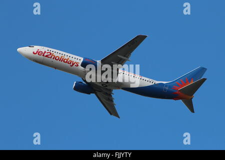 G-GDFJ, eine Boeing 737-804 betriebenen Jet2, kurz nach dem Start vom Flughafen Glasgow. Stockfoto