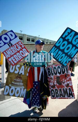 Manhattan, Kansas, USA, 27. Mai 2015 Mitglieder der Westboro Baptist Church von Topeka, Kansas Protest vor dem Haupteingang an der Kansas State University.  Bildnachweis: Mark Reinstein Stockfoto