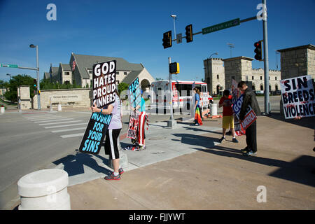 Manhattan, Kansas, USA, 27. Mai 2015 Mitglieder der Westboro Baptist Church von Topeka, Kansas Protest vor dem Haupteingang an der Kansas State University.  Bildnachweis: Mark Reinstein Stockfoto