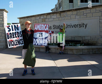 Manhattan, Kansas, USA, 27. Mai 2015 Mitglieder der Westboro Baptist Church von Topeka, Kansas Protest vor dem Haupteingang an der Kansas State University.  Bildnachweis: Mark Reinstein Stockfoto