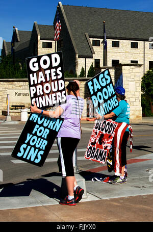 Manhattan, Kansas, USA, 27. Mai 2015 Mitglieder der Westboro Baptist Church von Topeka, Kansas Protest vor dem Haupteingang an der Kansas State University.  Bildnachweis: Mark Reinstein Stockfoto