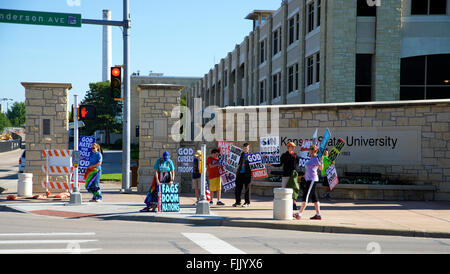 Manhattan, Kansas, USA, 27. Mai 2015 Mitglieder der Westboro Baptist Church von Topeka, Kansas Protest vor dem Haupteingang an der Kansas State University.  Bildnachweis: Mark Reinstein Stockfoto