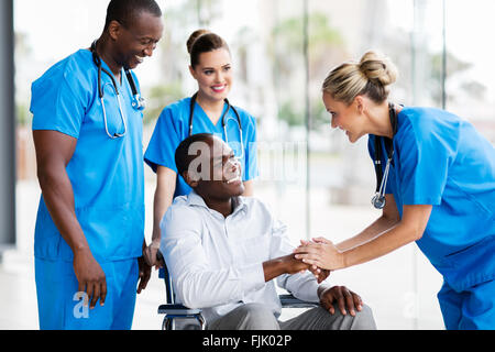 zufrieden Ärztin Gruß behinderte Patienten im Krankenhaus Stockfoto