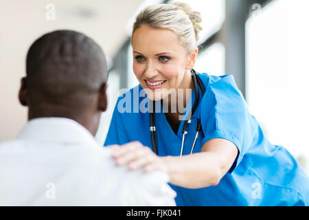 Pflege Arzt tröstet Patienten im Büro Stockfoto