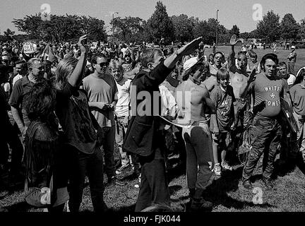 Chicago, Illinois, USA, 29. August 1986 versammelt Hunderte von Polizei und Demonstranten stießen bei einem spannenden drei Stunden Samstag als der Ku Klux Klan und eine schwarze Bürgerrechte Gruppe versucht, gleichzeitig halten in einem Stadtpark, der Ortsbild des rassischen Auseinandersetzungen seit den 1960er Jahren wurde. Mindestens acht Polizisten wurden verletzt und 17 Personen festgenommen, in und um Marquette Park. Dazwischen, in einem dritten Konfrontation, Polizei zu Fuss und Pferd hielt hunderte von wütenden jungen weißen vor angreifenden etwa 20 junge schwarzen Credit: Mark Reinstein Stockfoto