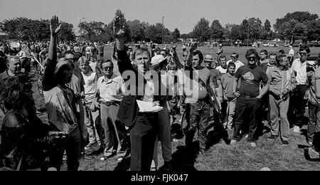 Chicago, Illinois, USA, 29. August 1986 versammelt Hunderte von Polizei und Demonstranten stießen bei einem spannenden drei Stunden Samstag als der Ku Klux Klan und eine schwarze Bürgerrechte Gruppe versucht, gleichzeitig halten in einem Stadtpark, der Ortsbild des rassischen Auseinandersetzungen seit den 1960er Jahren wurde. Mindestens acht Polizisten wurden verletzt und 17 Personen festgenommen, in und um Marquette Park. Dazwischen, in einem dritten Konfrontation, Polizei zu Fuss und Pferd hielt hunderte von wütenden jungen weißen vor angreifenden etwa 20 junge schwarzen Credit: Mark Reinstein Stockfoto