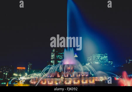 Chicago, Illinois, USA, 1. Juni 1986 Wasser und Licht show im Buckingham Fountain ein Chicago Wahrzeichen im Zentrum der Grant Park. Der offizielle Name ist Clarence Buckingham Memorial Fountain. Widmet 1927, gehört zu den größten Brunnen der Welt. Im Rokoko Hochzeitstorte Stil erbaut und inspiriert durch die Latona-Brunnen am Palast von Versailles, soll es Lake Michigan allegorisch darstellen. Es verkehrt von April bis Oktober, mit regelmäßigen Wasser Shows und Farb-Licht-Shows am Abend. Bildnachweis: Mark Reinstein Stockfoto