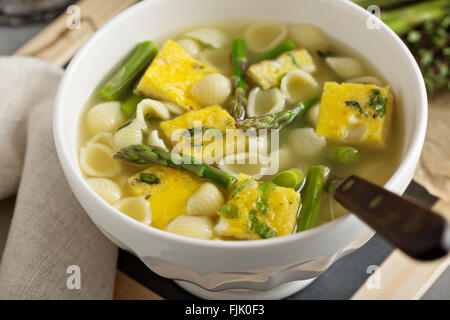 Hausgemachte Spargel-Frittata-Suppe Stockfoto