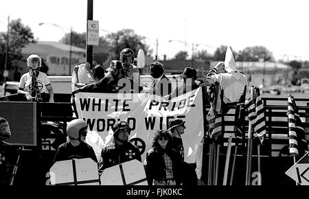 Chicago, Illinois, USA, 29. August 1986 versammelt Hunderte von Polizei und Demonstranten stießen bei einem spannenden drei Stunden Samstag als der Ku Klux Klan und eine schwarze Bürgerrechte Gruppe versucht, gleichzeitig halten in einem Stadtpark, der Ortsbild des rassischen Auseinandersetzungen seit den 1960er Jahren wurde. Mindestens acht Polizisten wurden verletzt und 17 Personen festgenommen, in und um Marquette Park. Dazwischen, in einem dritten Konfrontation, Polizei zu Fuss und Pferd hielt hunderte von wütenden jungen weißen vor angreifenden etwa 20 junge schwarzen Credit: Mark Reinstein Stockfoto