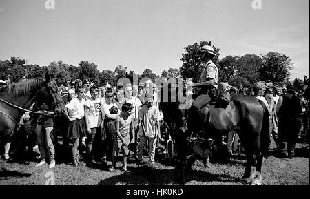 Chicago, Illinois, USA, 29. August 1986 versammelt Hunderte von Polizei und Demonstranten stießen bei einem spannenden drei Stunden Samstag als der Ku Klux Klan und eine schwarze Bürgerrechte Gruppe versucht, gleichzeitig halten in einem Stadtpark, der Ortsbild des rassischen Auseinandersetzungen seit den 1960er Jahren wurde. Mindestens acht Polizisten wurden verletzt und 17 Personen festgenommen, in und um Marquette Park. Dazwischen, in einem dritten Konfrontation, Polizei zu Fuss und Pferd hielt hunderte von wütenden jungen weißen vor angreifenden etwa 20 junge schwarzen, die versuchten, in der Nähe von white-Power-Gruppe Credit März: Mark Reinstein Stockfoto