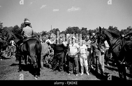 Chicago, Illinois, USA, 29. August 1986 versammelt Hunderte von Polizei und Demonstranten stießen bei einem spannenden drei Stunden Samstag als der Ku Klux Klan und eine schwarze Bürgerrechte Gruppe versucht, gleichzeitig halten in einem Stadtpark, der Ortsbild des rassischen Auseinandersetzungen seit den 1960er Jahren wurde. Mindestens acht Polizisten wurden verletzt und 17 Personen festgenommen, in und um Marquette Park. Dazwischen, in einem dritten Konfrontation, Polizei zu Fuß und Pferd hielt hunderte von wütenden jungen weißen vor angreifenden etwa 20 junge schwarzen, die versuchten, in der Nähe von white-Power-Rallye Credit März: Mark Reinstein Stockfoto