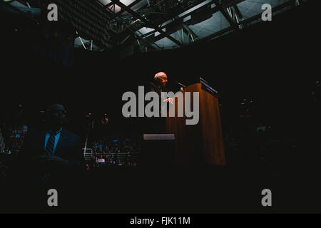 East Lansing, Michigan, USA. 2. März 2016. Senator Bernie Sanders spricht während einer Kampagne Stop 2. März 2016 zu einem verpackten Breslin Center in East Lansing, Michigan. © Seth Herold/ZUMA Draht/Alamy Live-Nachrichten Stockfoto