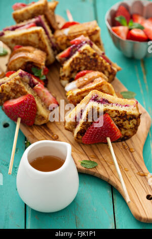 French Toast Stücke auf einen Spieß mit Erdbeere Stockfoto