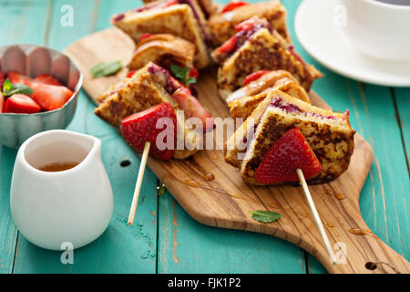 French Toast Stücke auf einen Spieß mit Erdbeere Stockfoto