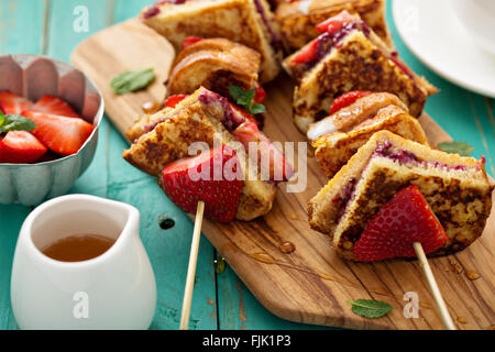 French Toast Stücke auf einen Spieß mit Erdbeere Stockfoto