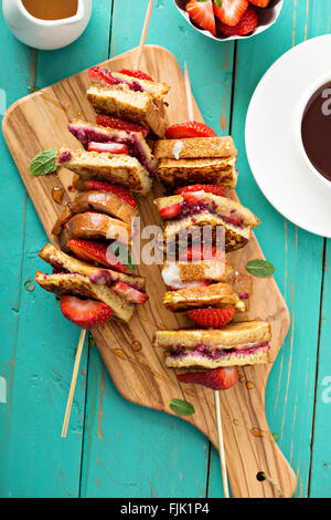 French Toast Stücke auf einen Spieß mit Erdbeere Stockfoto