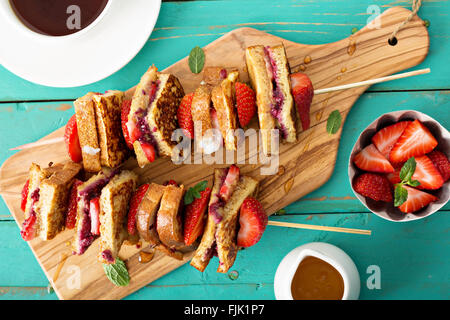 French Toast Stücke auf einen Spieß mit Erdbeere Stockfoto