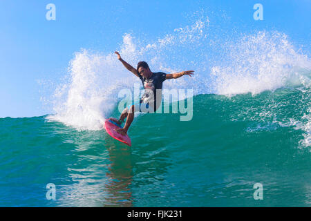 Surfer auf einer Welle Stockfoto