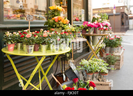 Blumenladen in Paris, Frankreich mit Bürgersteig Anzeigen der Rosen für Verkauf Stockfoto